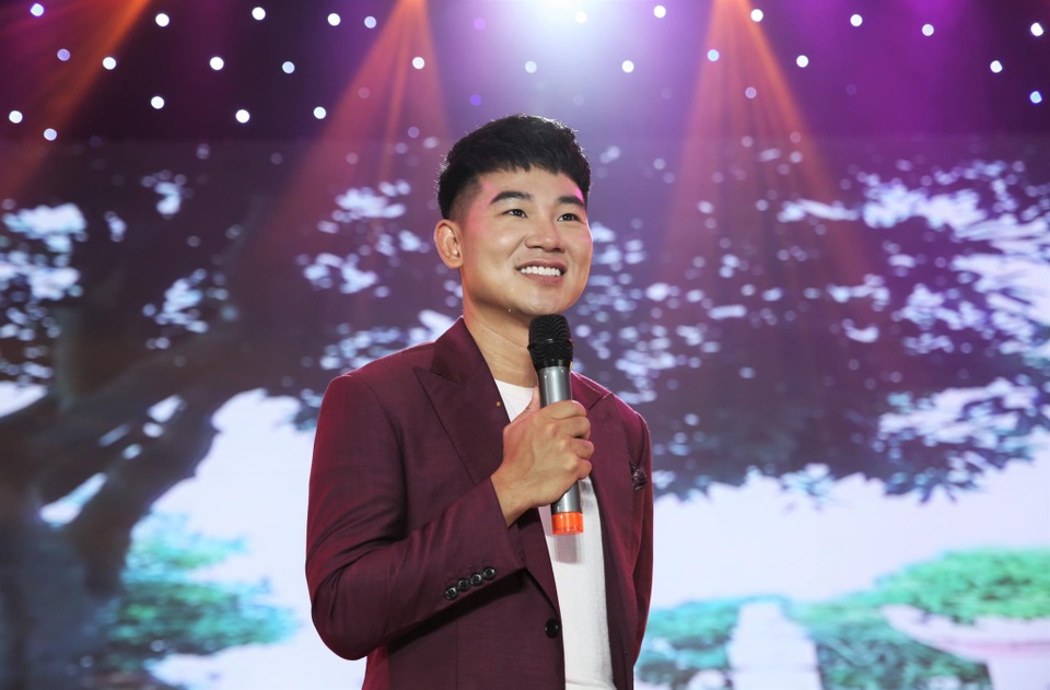 Ca sĩ Việt Tú: “Người ta hiểu nhầm rằng tôi có đại gia chống lưng...” - 2 Ca sĩ Việt Tú: “Người ta hiểu nhầm rằng tôi có đại gia chống lưng...” - 2