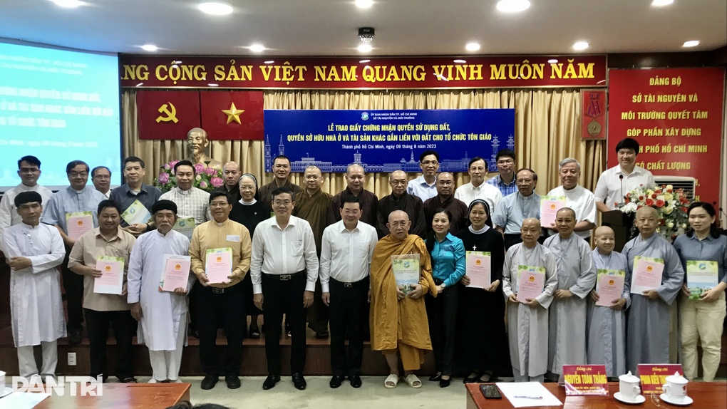 30 sổ hồng trao tay cho đại diện các chùa, nhà thờ, thánh thất ở TPHCM - 2 30 sổ hồng trao tay cho đại diện các chùa, nhà thờ, thánh thất ở TPHCM - 2