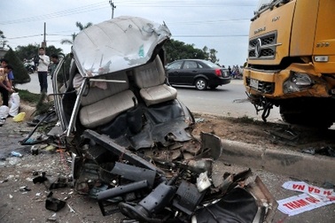 Lái xe khách trong vụ tai nạn kinh hoàng đã tử vong