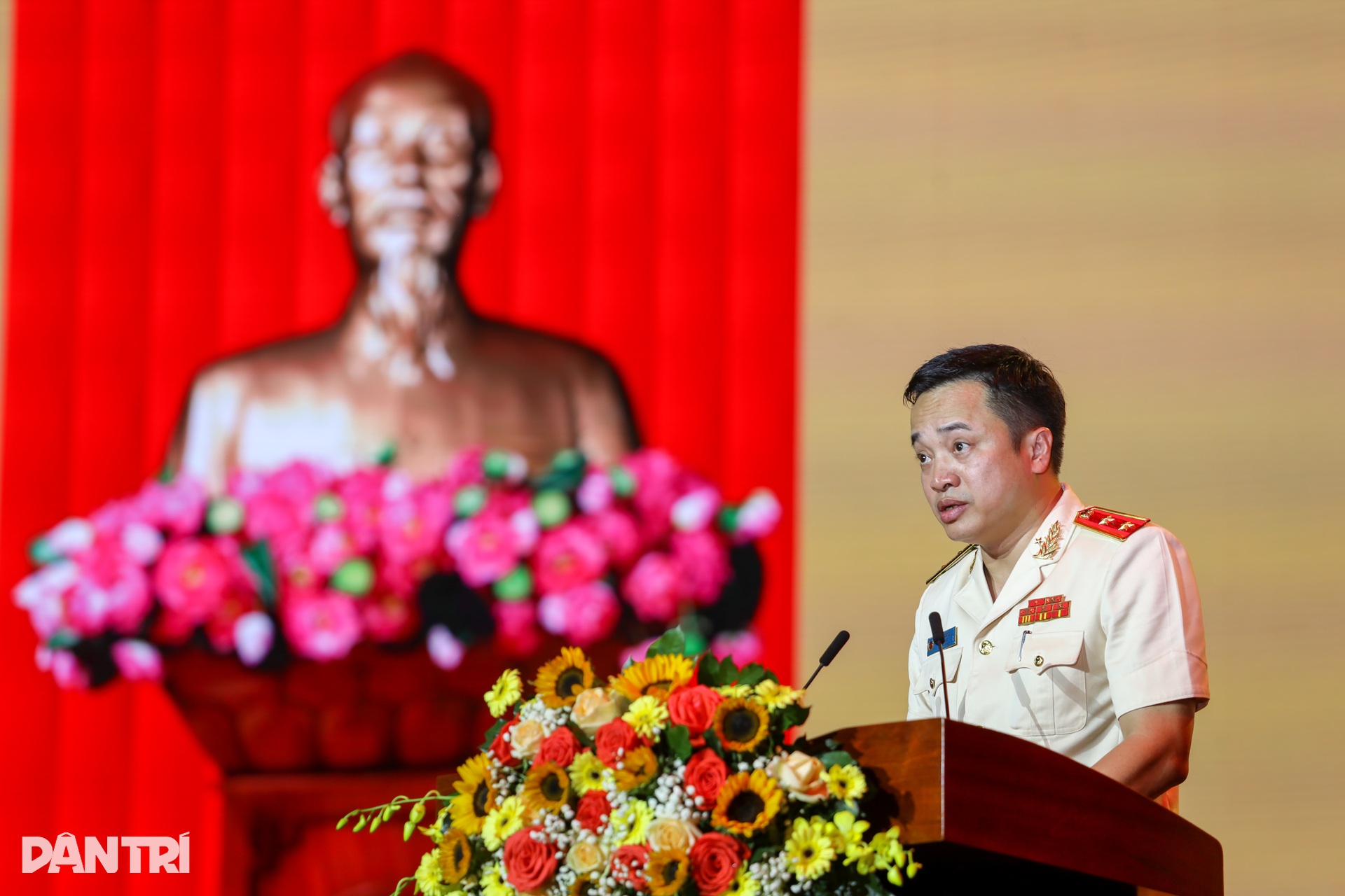 Trung tướng Mai Hoàng: Công an TPHCM tiếp nối tinh thần anh hùng cách mạng - 6 Trung tướng Mai Hoàng: Công an TPHCM tiếp nối tinh thần anh hùng cách mạng - 6