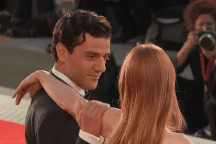 Khoảnh khắc "tình bể bình" triệu view trên thảm đỏ LHP Venice 2021