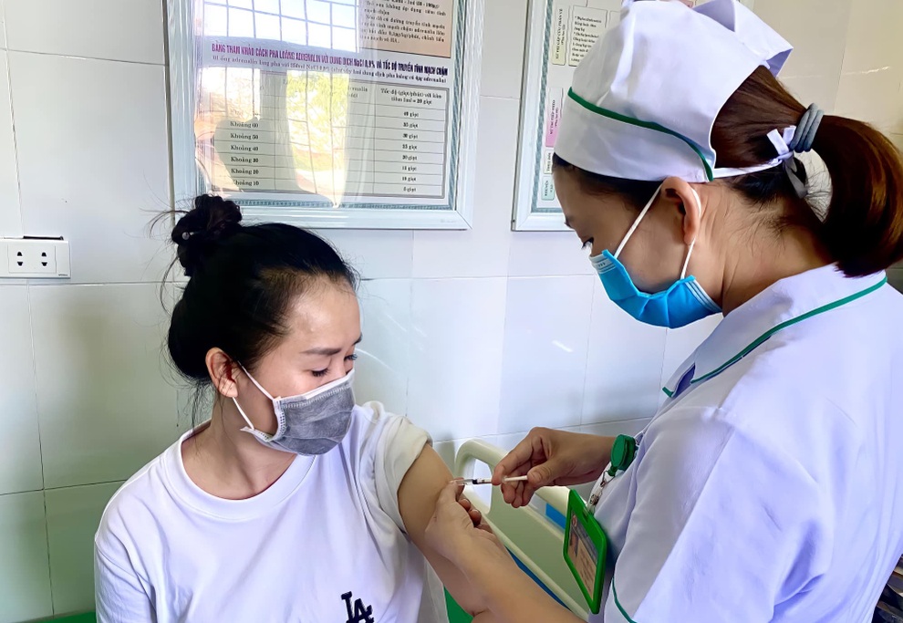 Nhiều địa phương đẩy mạnh tiêm vắc xin, chạy đua thời gian khoanh vùng dịch - 3 Nhiều địa phương đẩy mạnh tiêm vắc xin, chạy đua thời gian khoanh vùng dịch - 3