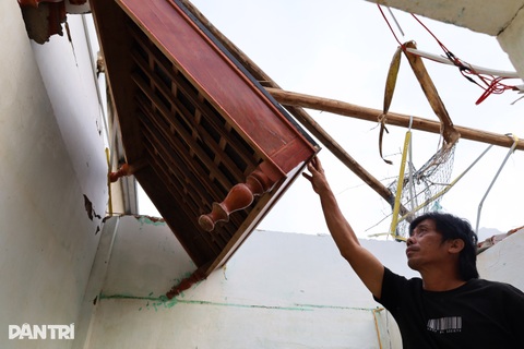 Lũ kéo giường lên mái nhà vừa xong, người dân lại lo bão Koto ập tới