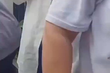 Phụ huynh gào khóc bên ngoài nhà trẻ sau vụ xả súng ở Thái Lan