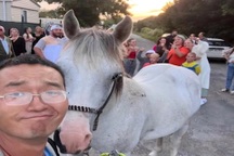 Người đàn ông Trung Quốc cưỡi ngựa từ châu Âu về nước