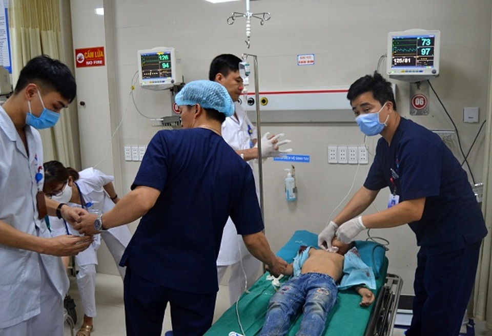 Bé trai 8 tuổi bị tôn cắt vào cổ khi đang đi xe đạp - 1 Bé trai 8 tuổi bị tôn cắt vào cổ khi đang đi xe đạp - 1