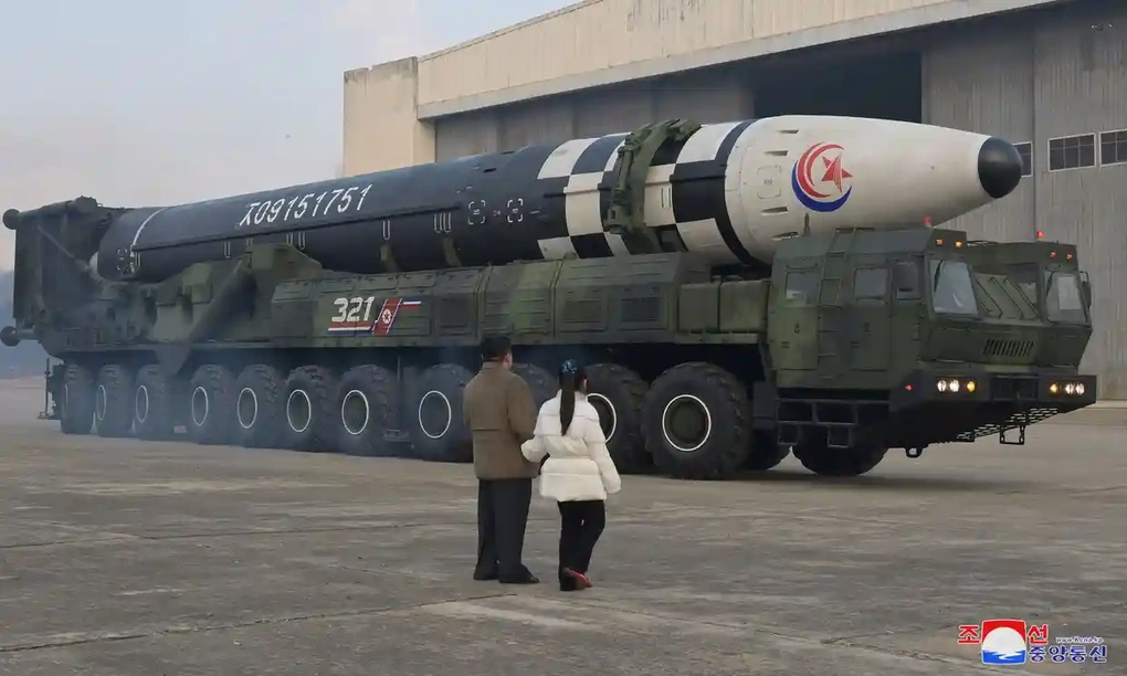Con gái ông Kim Jong-un lần đầu lộ diện trong vụ phóng tên lửa - 5 Con gái ông Kim Jong-un lần đầu lộ diện trong vụ phóng tên lửa - 5