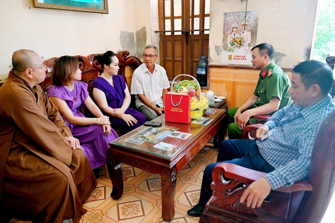 Thăm tặng quà gia đình ông Nguyễn Văn Hiến, Cán bộ Công an hưu trí, tại thôn Vạn, xã Minh Đức, huyện Tứ Kỳ.