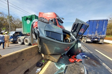 Xế hộp bị "vò nát" trên dải phân cách, tài xế đạp cửa leo ra ngoài