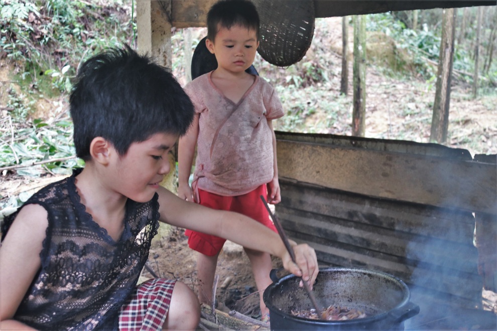 Những đứa trẻ nơi bìa rừng chỉ mong có đủ cơm ăn qua ngày - 4 Những đứa trẻ nơi bìa rừng chỉ mong có đủ cơm ăn qua ngày - 4