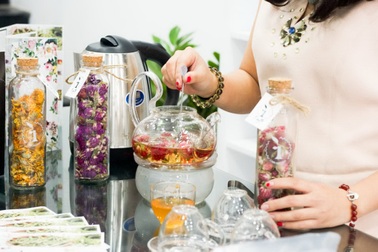 Thưởng thức trà hoa độc đáo giữa Hà thành