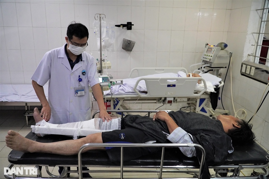 Cảnh sát mạnh tay xử lý nồng độ cồn và sự khác thường trong bệnh viện - 1 Cảnh sát mạnh tay xử lý nồng độ cồn và sự khác thường trong bệnh viện - 1