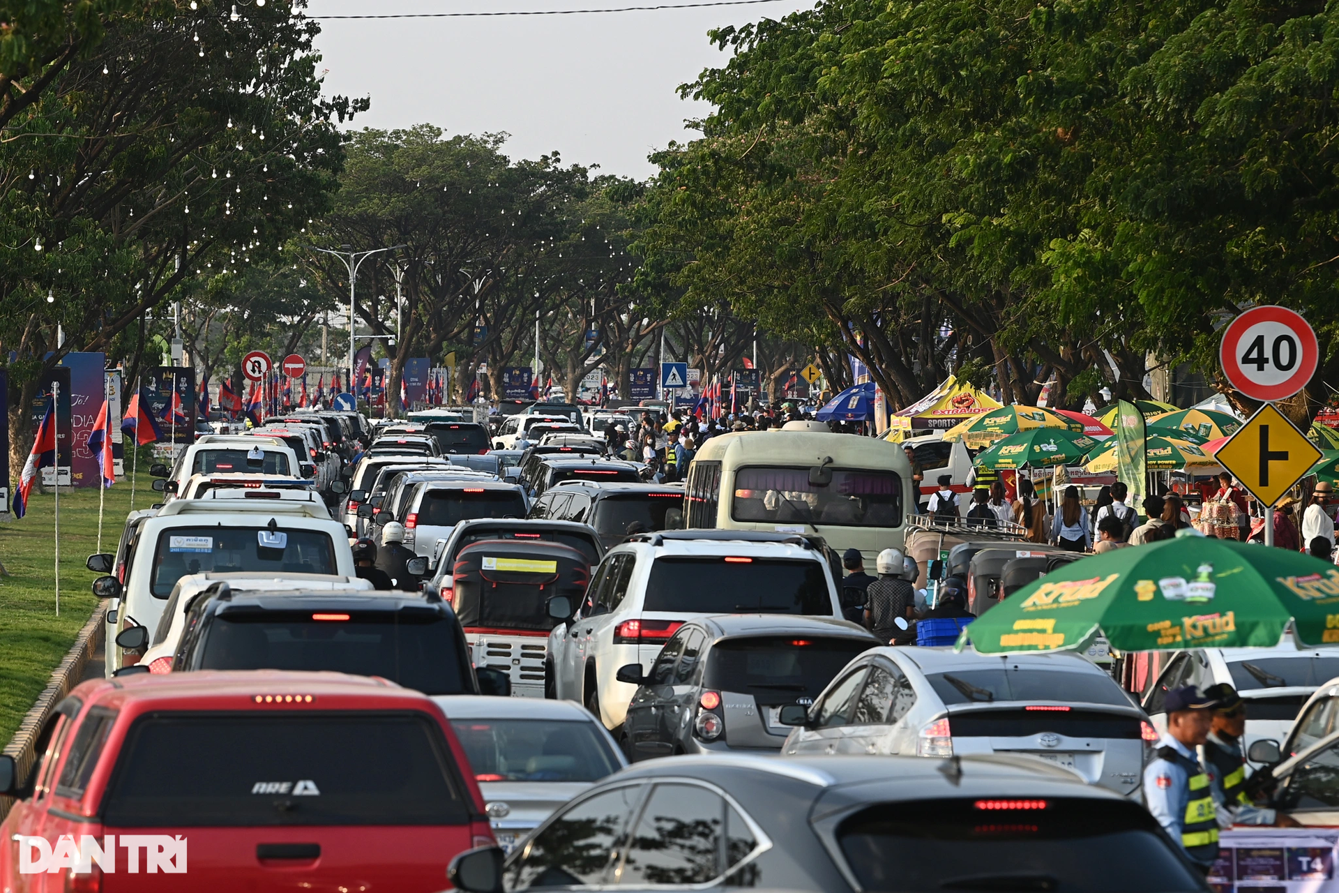 Ùn tắc nhiều kilomet đường vào SVĐ khai mạc SEA Games 32 tại Campuchia - 12 Ùn tắc nhiều kilomet đường vào SVĐ khai mạc SEA Games 32 tại Campuchia - 12