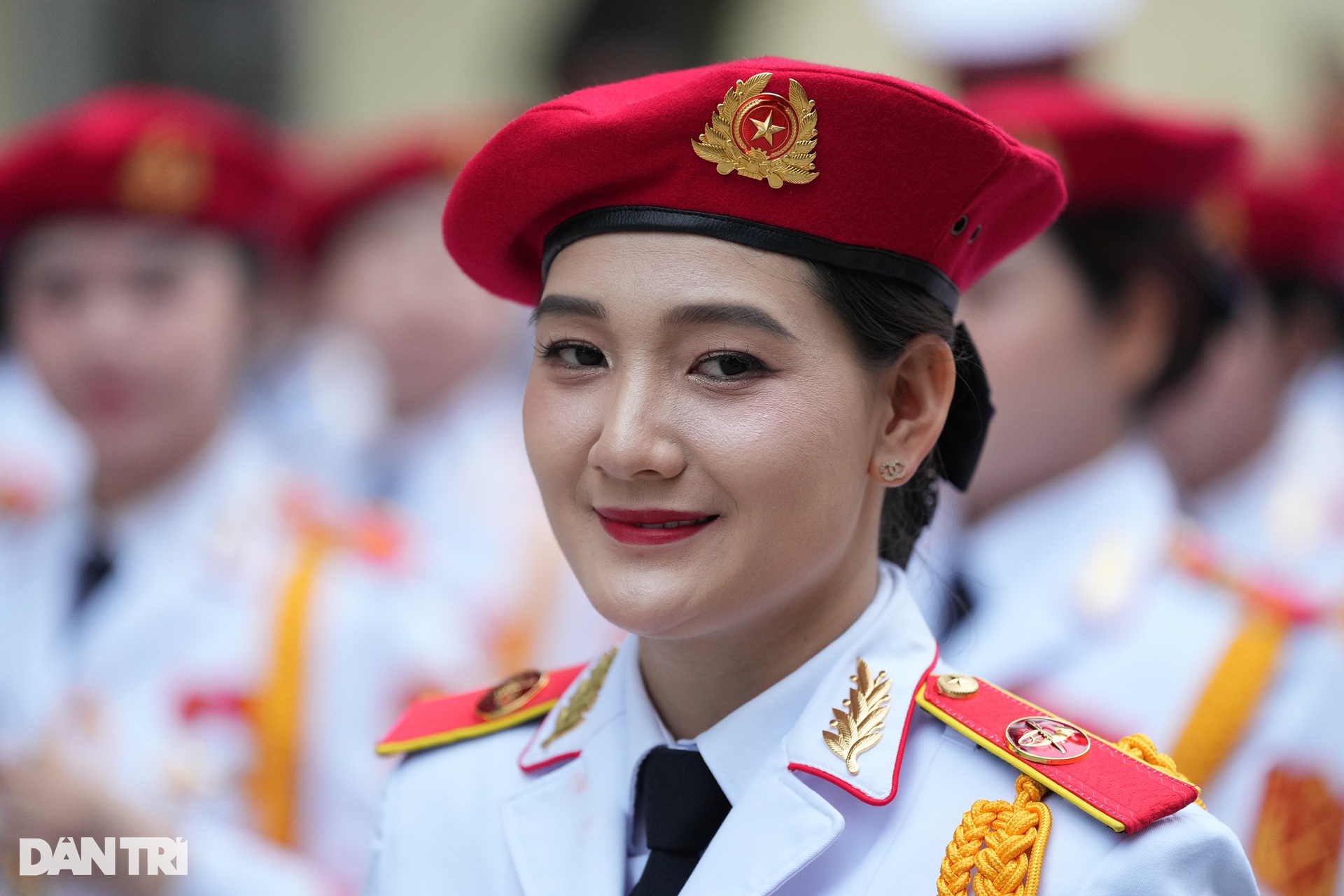 Xí chỗ từ 2h sáng, ăn cơm nắm muối vừng chờ xem cuộc diễu binh lịch sử - 14 Xí chỗ từ 2h sáng, ăn cơm nắm muối vừng chờ xem cuộc diễu binh lịch sử - 14