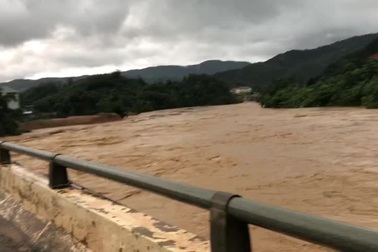 Nước lũ dang cao trên sông A Vương qua thị trấn Prao, huyện Đông Giang
