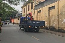 Hà Nội: Một thai phụ rớt con ra ngoài sau khi bị xe tải cuốn