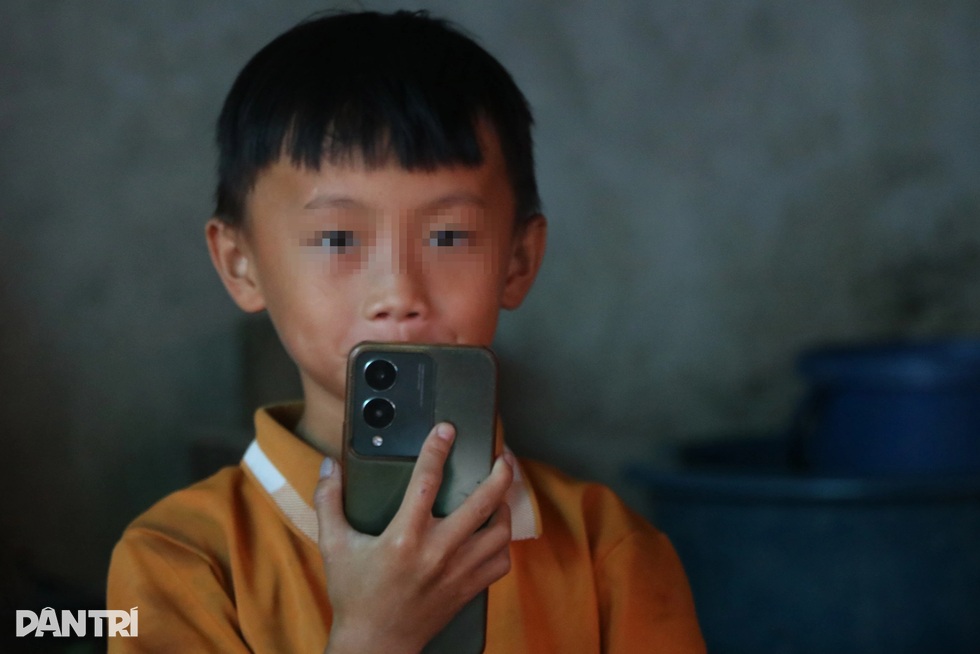Con đi làm xa, vợ chồng U70 gồng mình chăm 9 cháu - 6 Con đi làm xa, vợ chồng U70 gồng mình chăm 9 cháu - 6