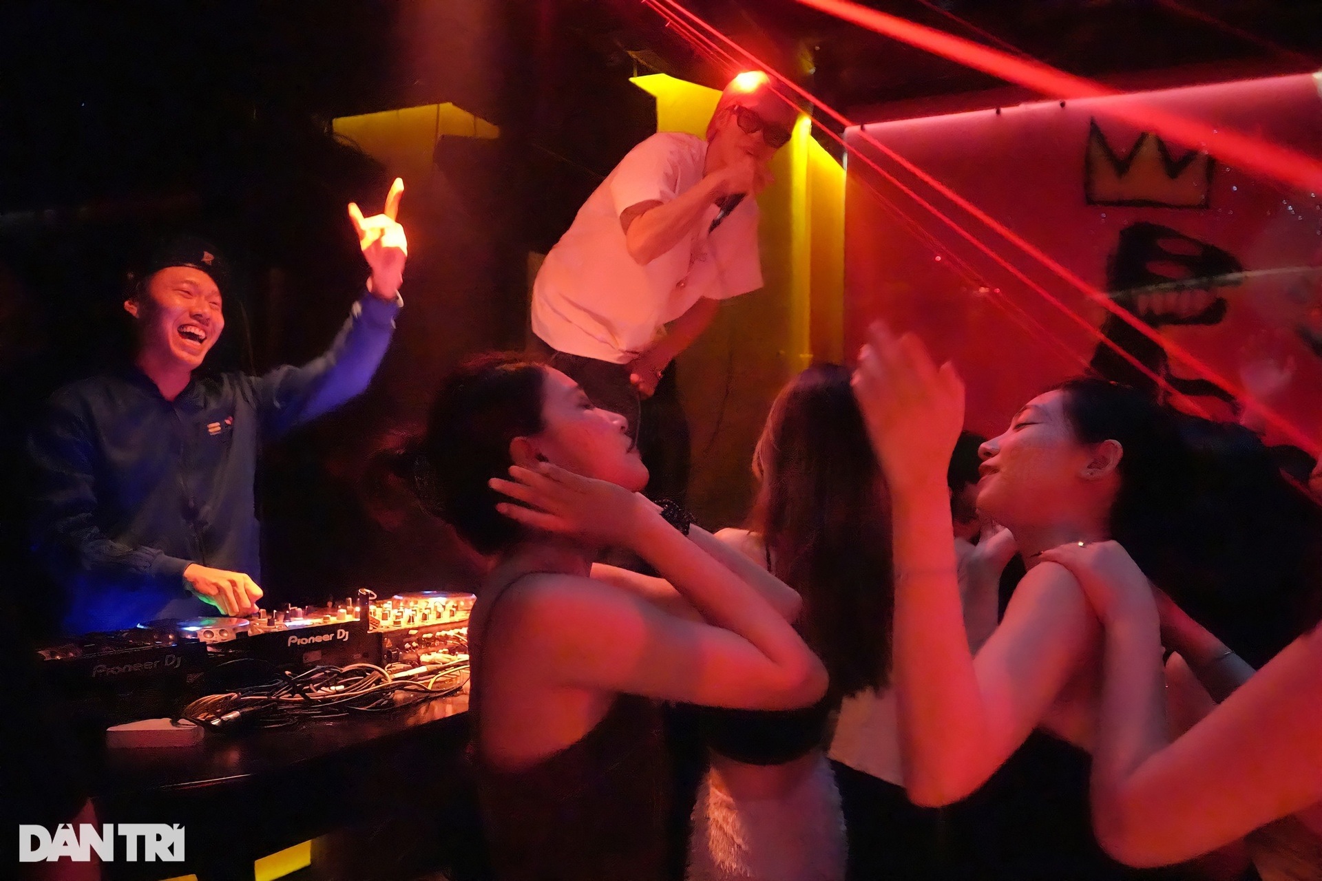 Giới trẻ Hà Nội xuyên đêm quẩy hết mình trong ngày đầu quán bar mở lại - 7 Giới trẻ Hà Nội xuyên đêm quẩy hết mình trong ngày đầu quán bar mở lại - 7