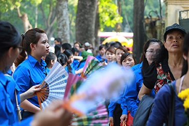 Áo xanh tình nguyện quạt mát cho dòng người thăm viếng Đại tướng