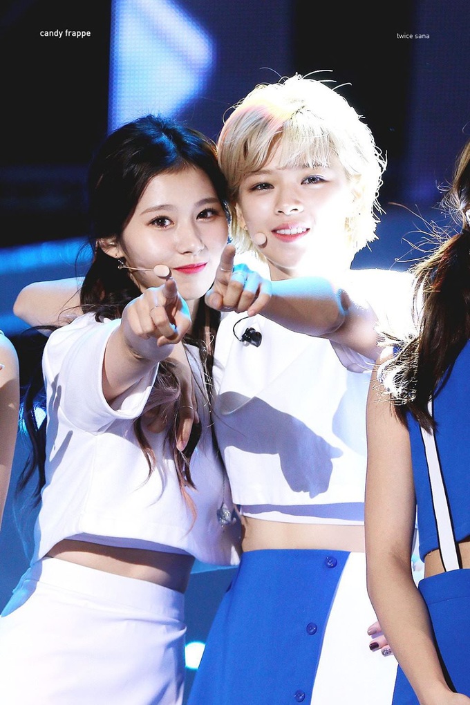Sana và Jungyeon (TWICE) khẩu chiến gay gắt ngay trên sân khấu mặc kệ máy quay, hoá ra chị chị em em bấy lâu nay chỉ đến thế? - Ảnh 4. Sana và Jungyeon (TWICE) khẩu chiến gay gắt ngay trên sân khấu mặc kệ máy quay, hoá ra chị chị em em bấy lâu nay chỉ đến thế? - Ảnh 4.