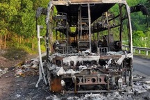 Xe chở 40 hành khách bất ngờ bốc cháy trơ khung