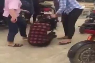 Nữ sinh Nghệ An bị đánh hội đồng