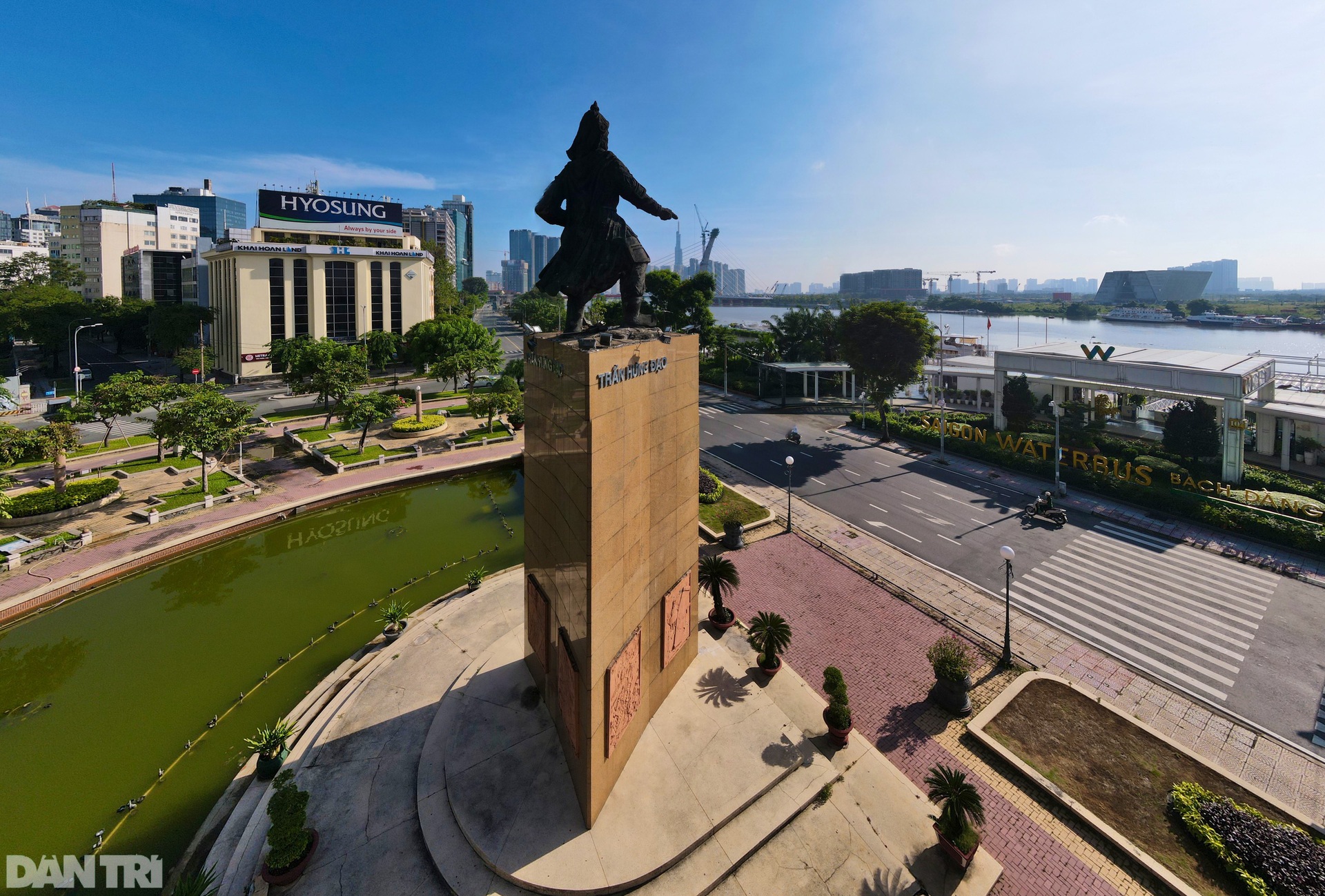 Cận cảnh khu tượng đài Trần Hưng Đạo xuống cấp sắp được thay áo mới - 3 Cận cảnh khu tượng đài Trần Hưng Đạo xuống cấp sắp được thay áo mới - 3