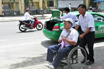 Bố đẩy xe lăn đưa con đi thi