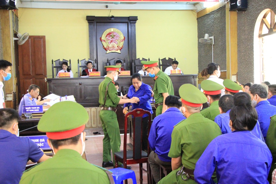 Xét xử vụ gian lận thi cử ở Sơn La: Cựu Giám đốc sở GD-ĐT xin vắng mặt - 12 Xét xử vụ gian lận thi cử ở Sơn La: Cựu Giám đốc sở GD-ĐT xin vắng mặt - 12