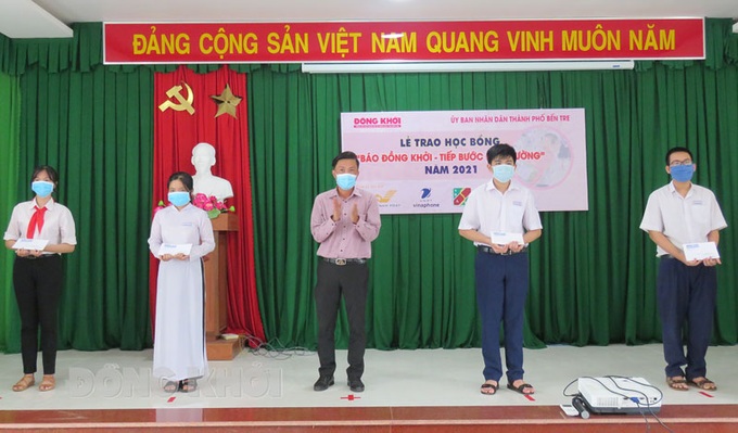 Trao học bổng cho trẻ em có hoàn cảnh khó khăn