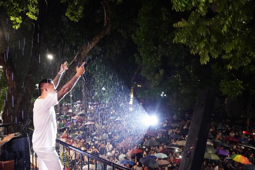 Tuấn Hưng: Ngày làm xe ôm cho vợ, tối hát cát-xê 0 đồng và lý do xúc động - 2 Tuấn Hưng: Ngày làm xe ôm cho vợ, tối hát cát-xê 0 đồng và lý do xúc động - 2