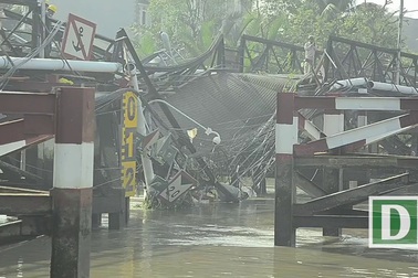 Sập cầu ở Sài Gòn, xe máy và xe ben bị kéo xuống sông