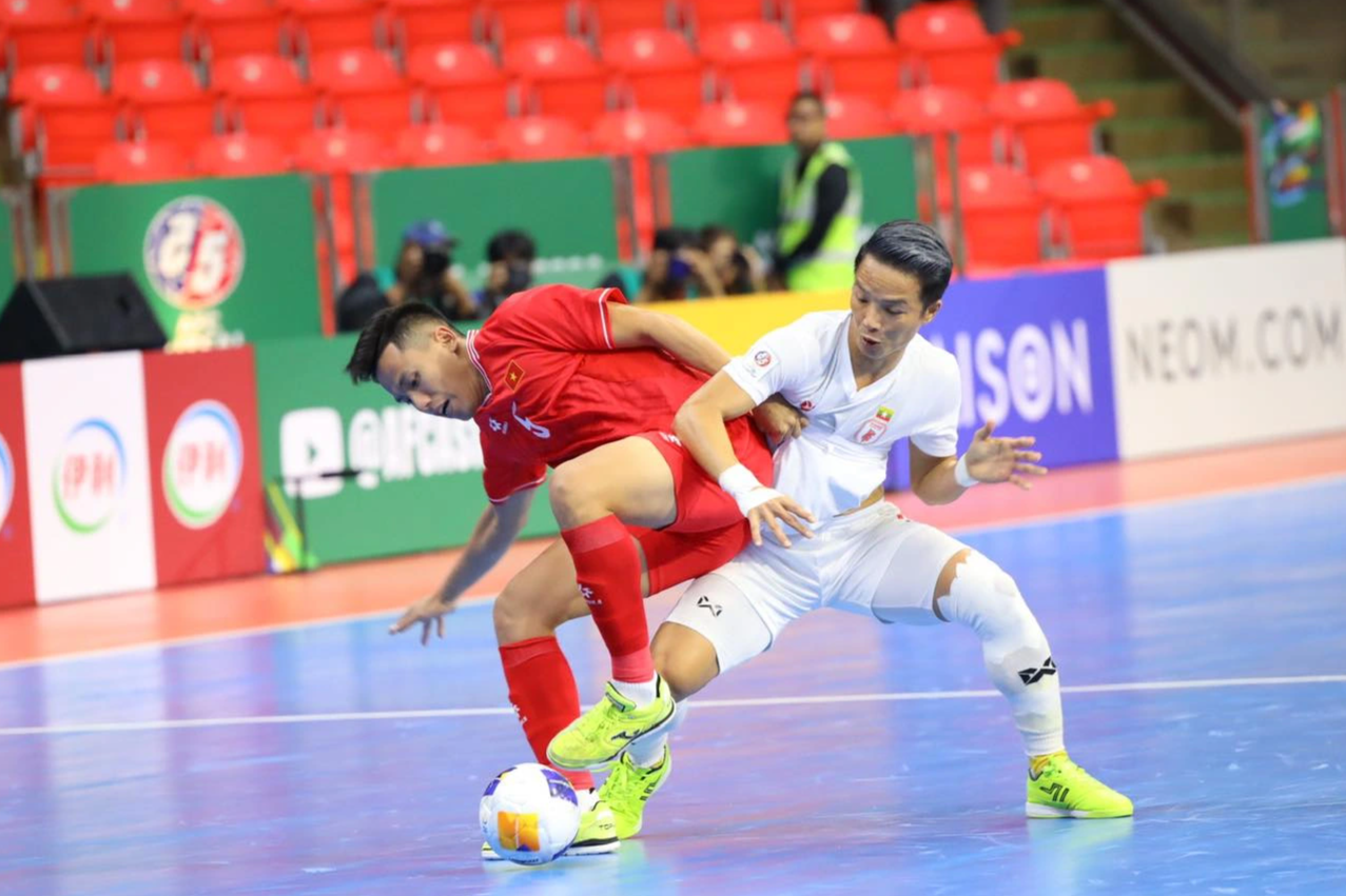 Futsal Việt Nam bị Futsal Myanmar cầm hòa 1-1 (Ảnh: VFF).