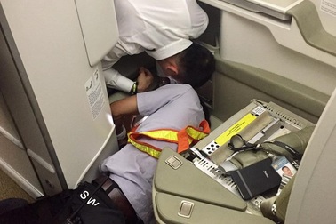 "Vã mồ hôi" tìm iPhone của khách thương gia rơi trên máy bay