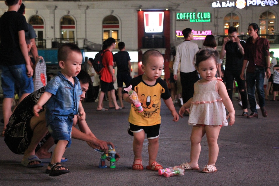 Phố đi bộ Hồ Gươm đông nghịt trở lại sau 3 tháng nghỉ dịch - 5 Phố đi bộ Hồ Gươm đông nghịt trở lại sau 3 tháng nghỉ dịch - 5