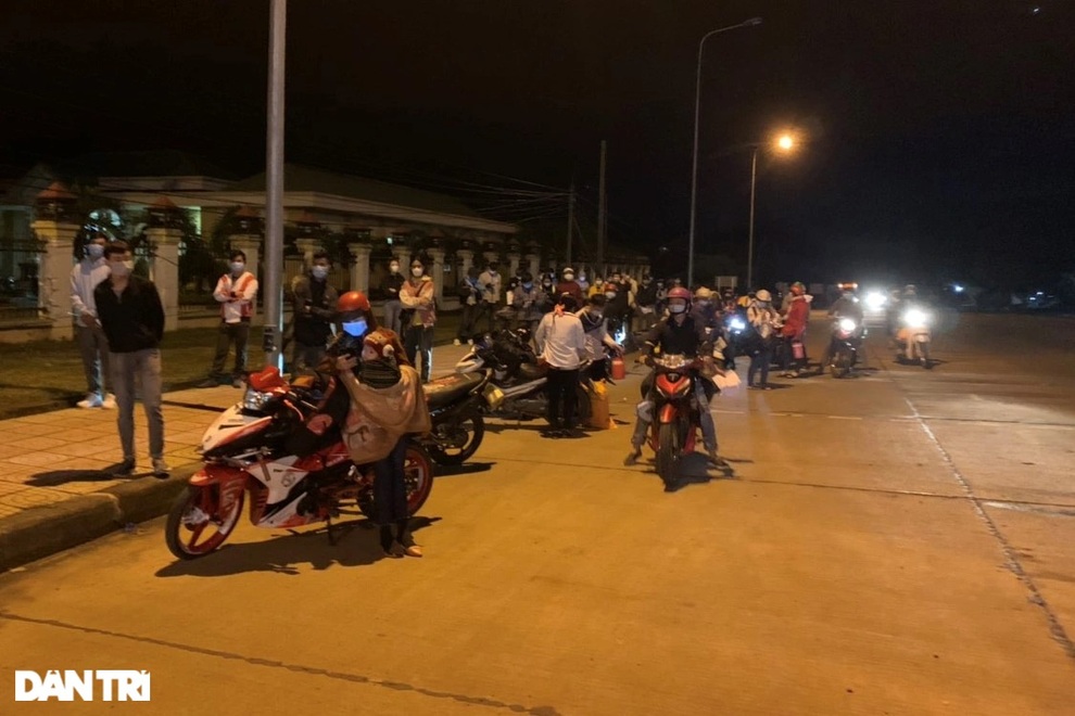 Hàng nghìn người từ phía Nam đổ về cửa ngõ Tây Nguyên trước giờ G - 1 Hàng nghìn người từ phía Nam đổ về cửa ngõ Tây Nguyên trước giờ G - 1