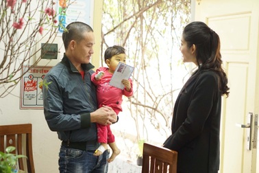 Á hậu Huyền My bị dị ứng nặng vẫn tiêm thuốc cầm cự đi trao quà Tết