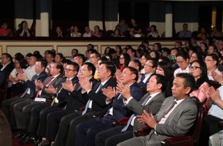 Xúc động chương trình nghệ thuật "Quà tháng 5 dâng Người" - 1