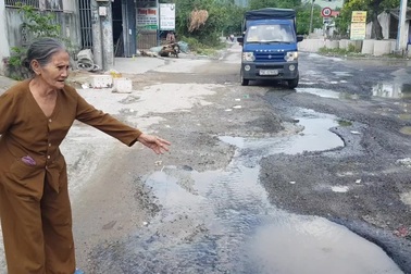 Dân than tuyến đường nát bét, chờ mãi vẫn chưa được sửa chữa