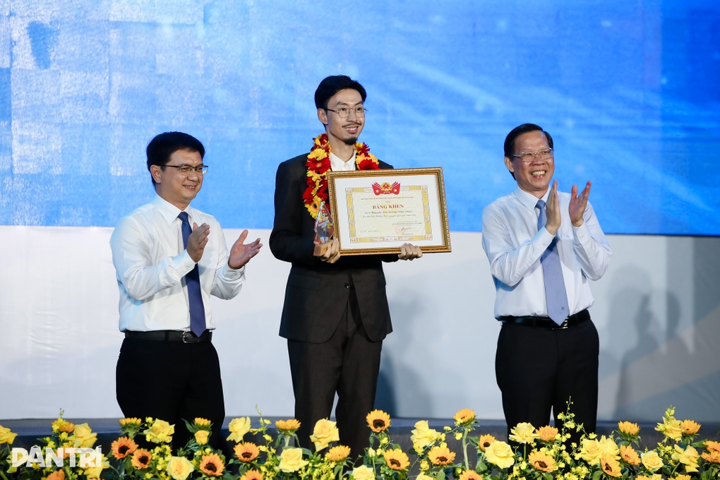 Đen Vâu nhận giải Tình nguyện quốc gia: Hãy đóng góp cho xã hội nhiều hơn - 3 Đen Vâu nhận giải Tình nguyện quốc gia: Hãy đóng góp cho xã hội nhiều hơn - 3