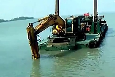 Con khóc, mẹ luống cuống lái xe lao xuống hồ