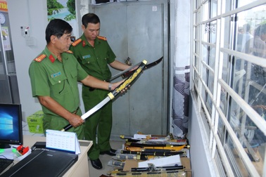 Hàng chục đao, kiếm... “ẩn mình” trong gói hàng dụng cụ bếp