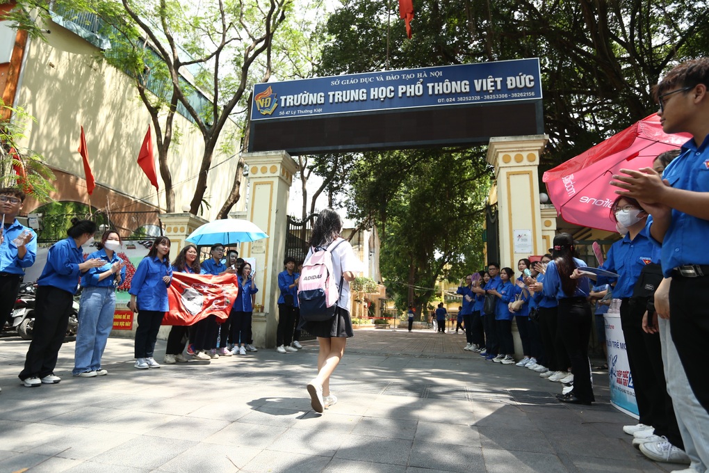 Thi lớp 10 Hà Nội: Hai thí sinh bị đình chỉ thi môn ngữ văn vì mang phao - 1 Thi lớp 10 Hà Nội: Hai thí sinh bị đình chỉ thi môn ngữ văn vì mang phao - 1