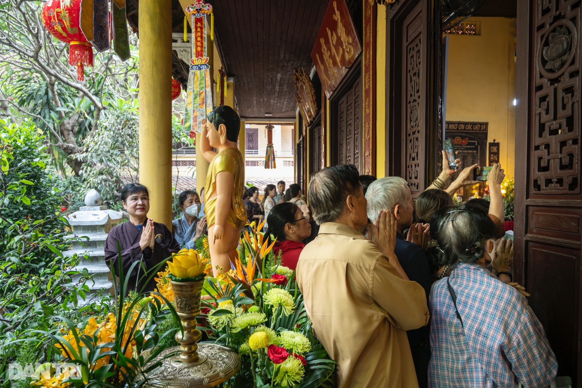 Đông đảo phật tử, người dân đổ về chùa Quán Sứ dự Đại lễ Phật đản - 2 Đông đảo phật tử, người dân đổ về chùa Quán Sứ dự Đại lễ Phật đản - 2