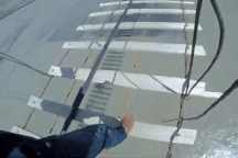 Hú hồn đi qua cây cầu nguy hiểm, sẩy chân một chút có thể… mất mạng