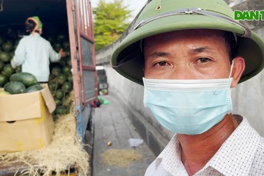 Tiểu thương lo lắng vội vã "chạy" hàng khỏi chợ Long Biên