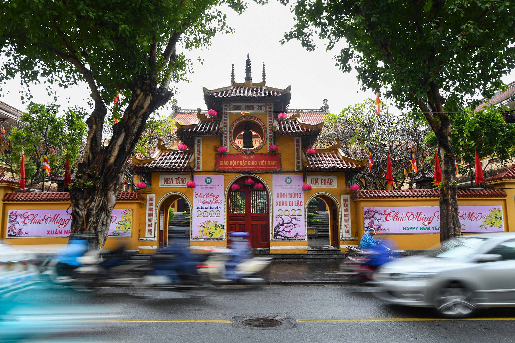 Người dân Thủ đô đội mưa đi lễ chùa trong ngày rằm cuối cùng năm Tân Sửu - 1 Người dân Thủ đô đội mưa đi lễ chùa trong ngày rằm cuối cùng năm Tân Sửu - 1