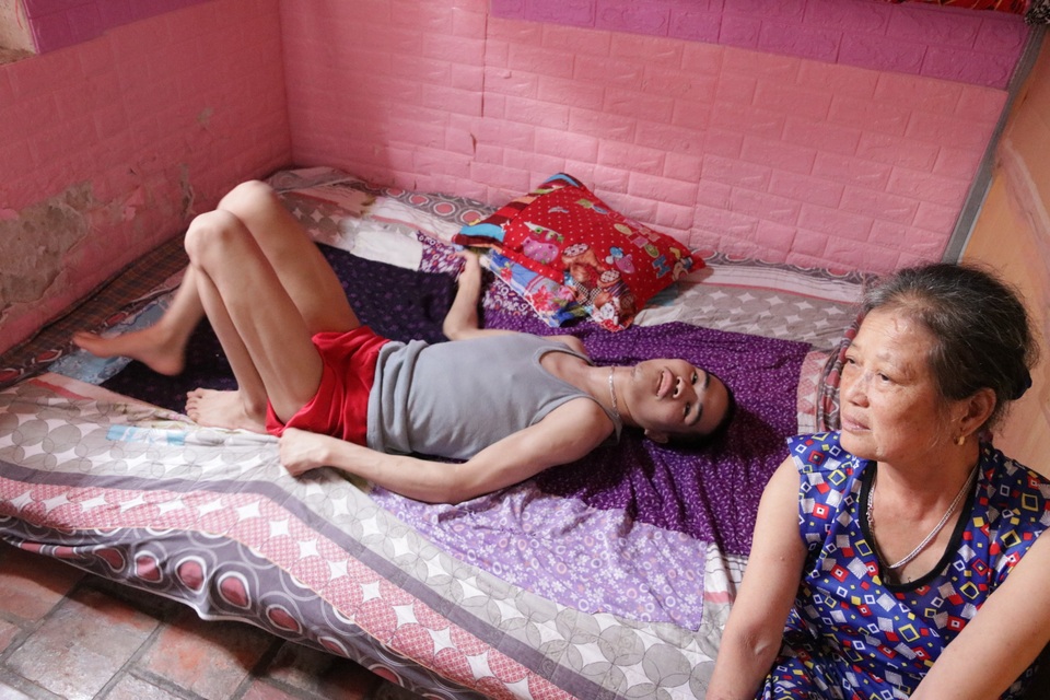 Thương cảnh người phụ nữ khốn khổ một mình vật vã nuôi con bệnh tật - 6 Thương cảnh người phụ nữ khốn khổ một mình vật vã nuôi con bệnh tật - 6