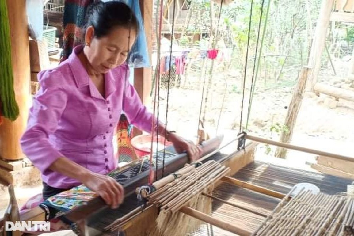 Khởi sắc ở làng nghề dệt ra những sản phẩm đẹp như tranh vẽ - 4 Khởi sắc ở làng nghề dệt ra những sản phẩm đẹp như tranh vẽ - 4