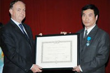 Pháp trao Huân chương Quốc công cho Giám đốc ĐHQG Hà Nội